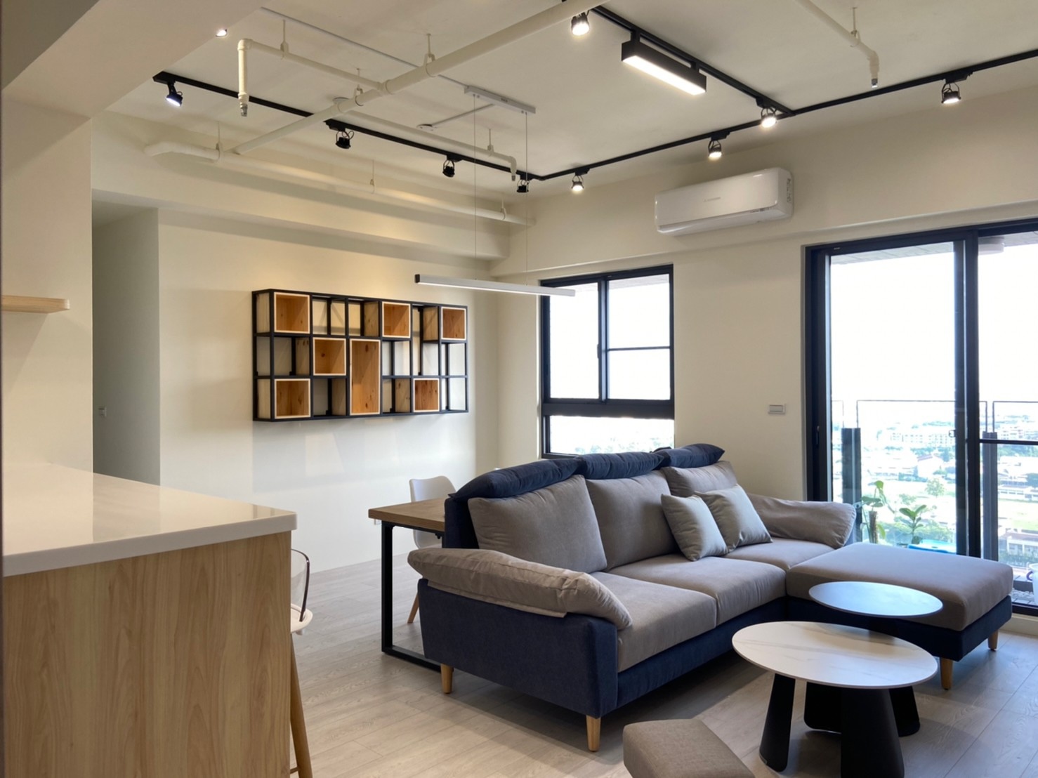 本身就喜歡Loft工業風、現代Loft感，可以直接選擇讓管線走俐落的明管配置。甚至可以將明管漆上對比色（如黑管配白牆），再搭配軌道燈，直接將管線轉化為室內空間的設計亮點